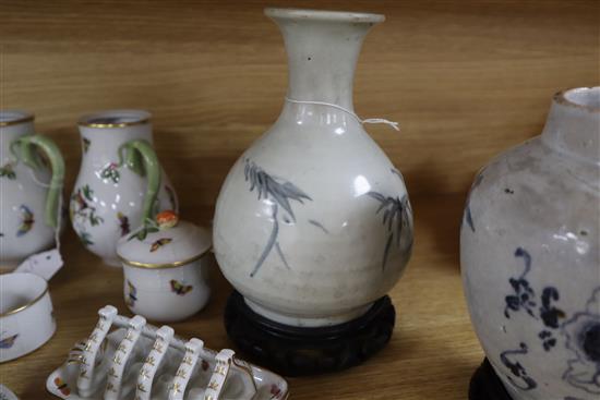 A Chinese Swatow blue and white bottle vase, late Ming and a Chinese blue and white jar tallest 18.5cm